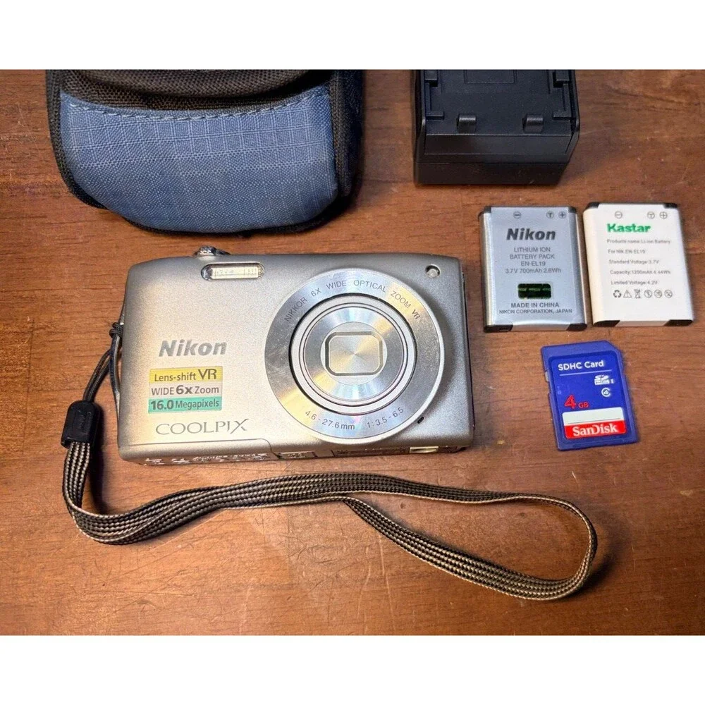 Nikon Coolpix S3300 16.0MP Compact Digital Zoom Camera bundle Silver Tested